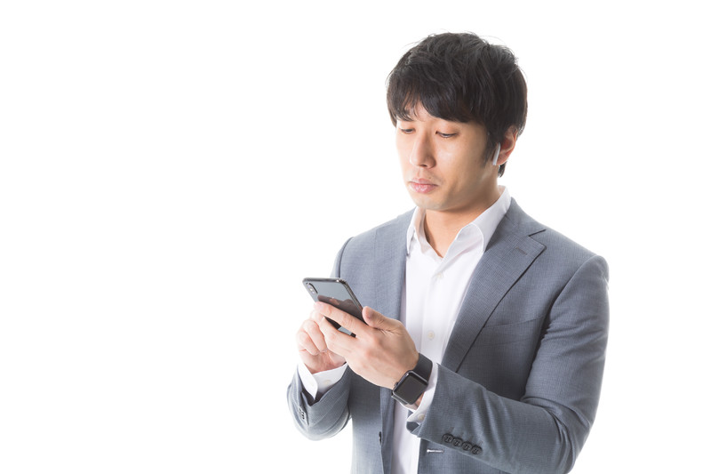 スマホにチャージをする人の画像