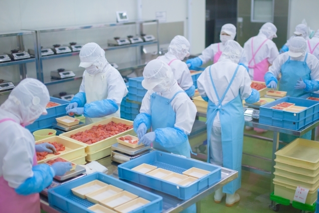 肉の仕分けをする人の画像