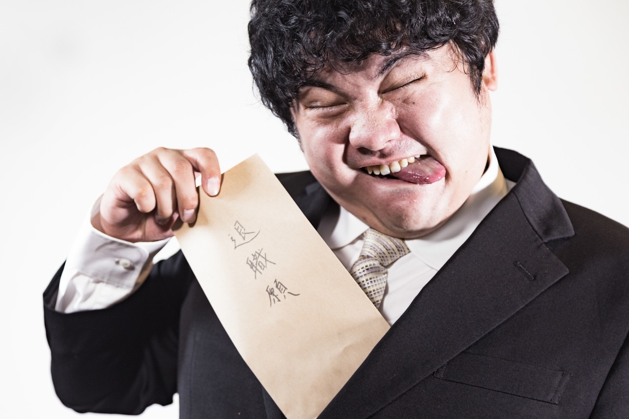 退職届を出す男性
