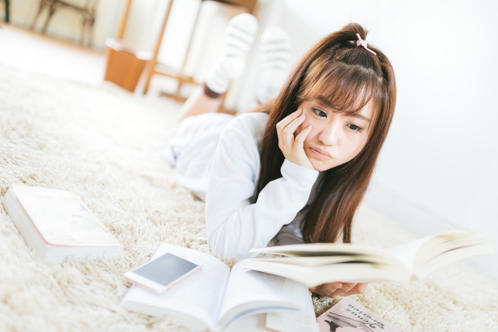 部屋で読書をする女性の画像.jpg