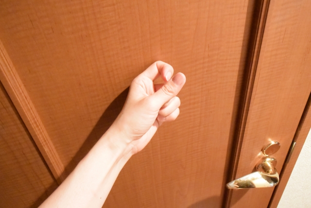 扉をノックする画像