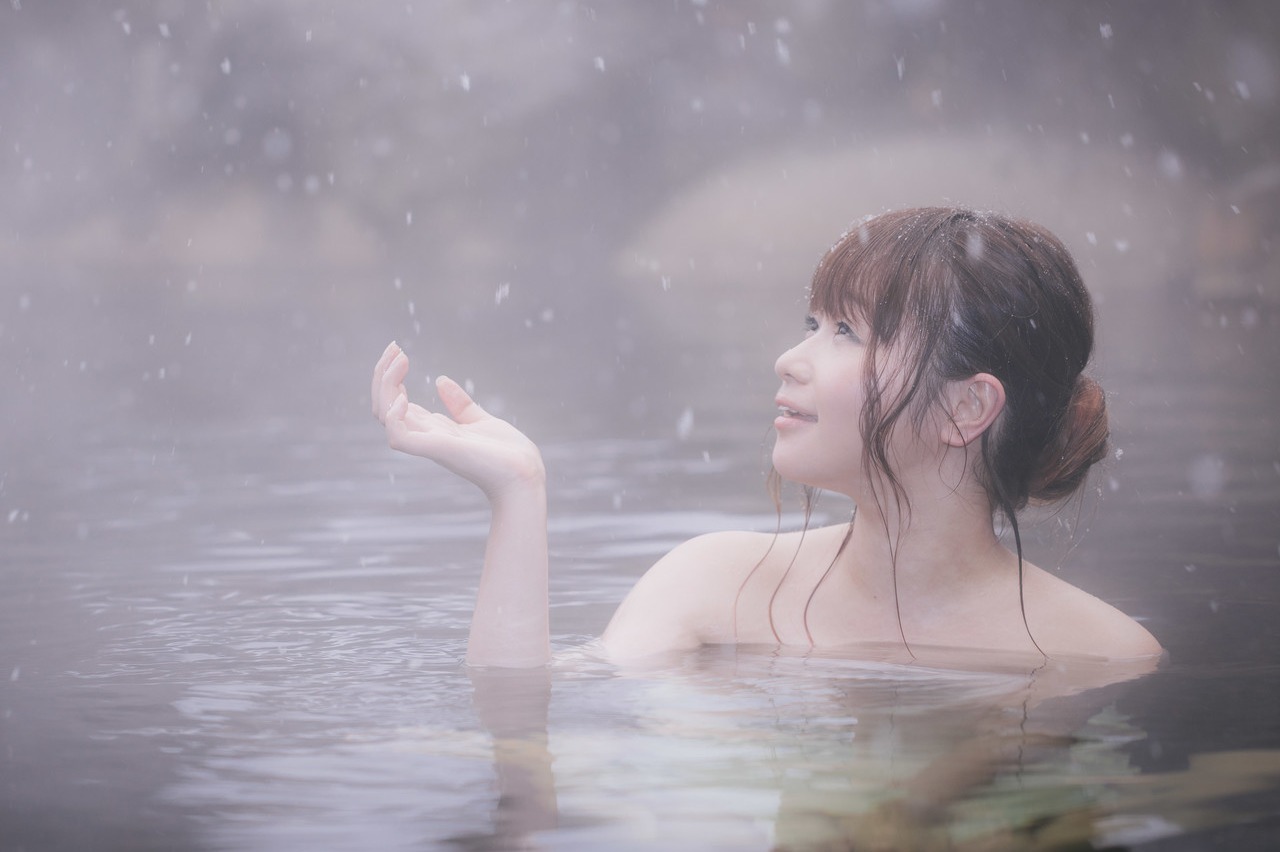 温泉に入る女性