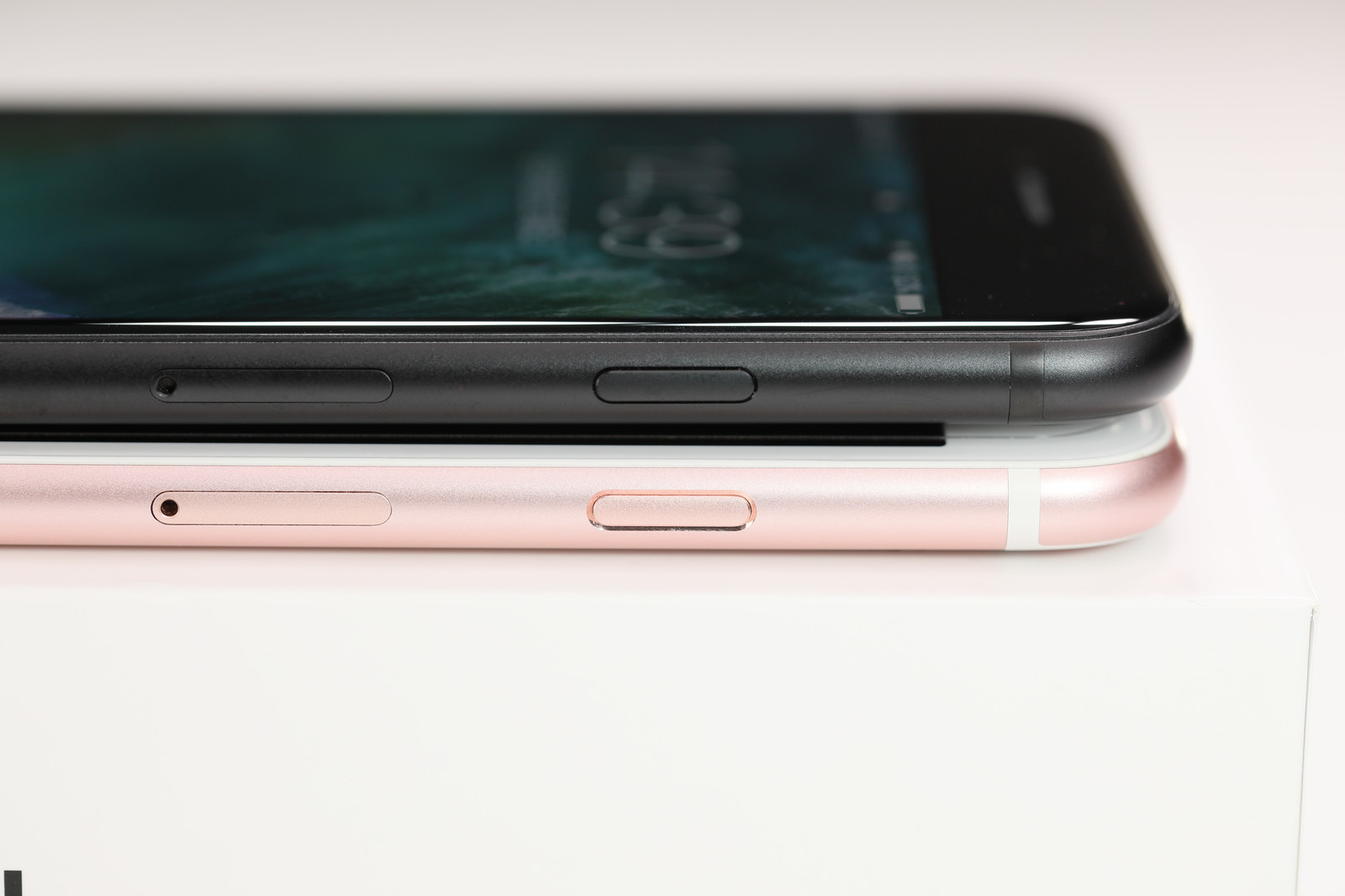 iphoneのSIM挿入口の画像.jpg