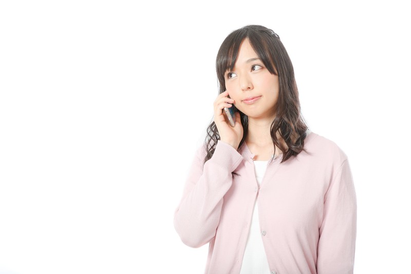 電話をかけている人の画像