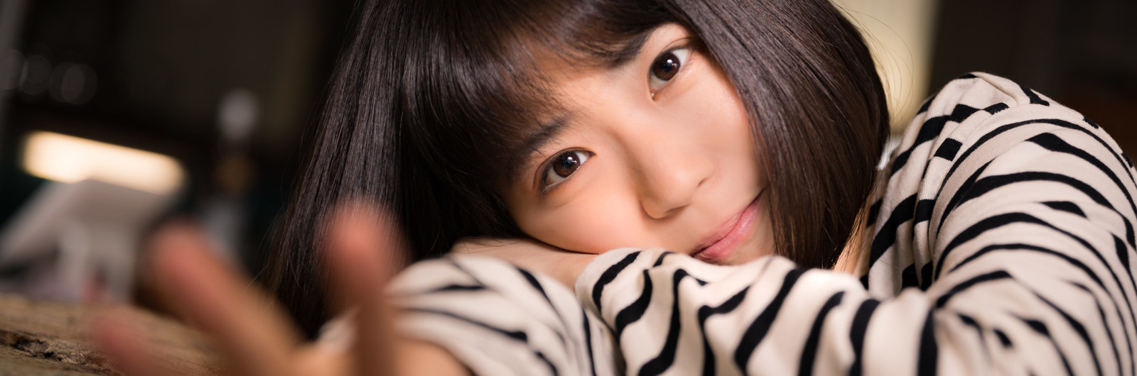 ごろごろする女性
