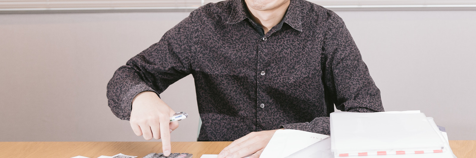 お金の計算をする男性