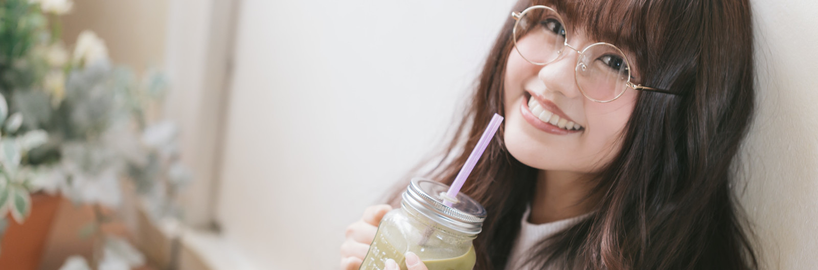 飲む女性