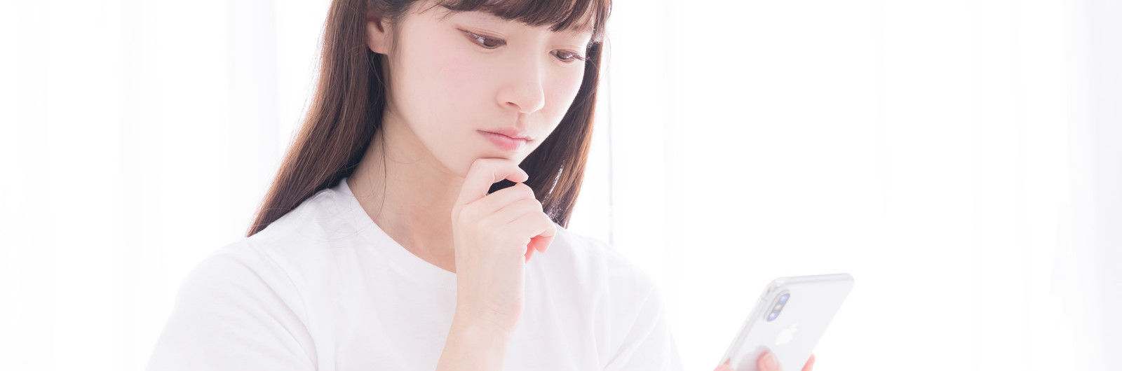 悩む女性