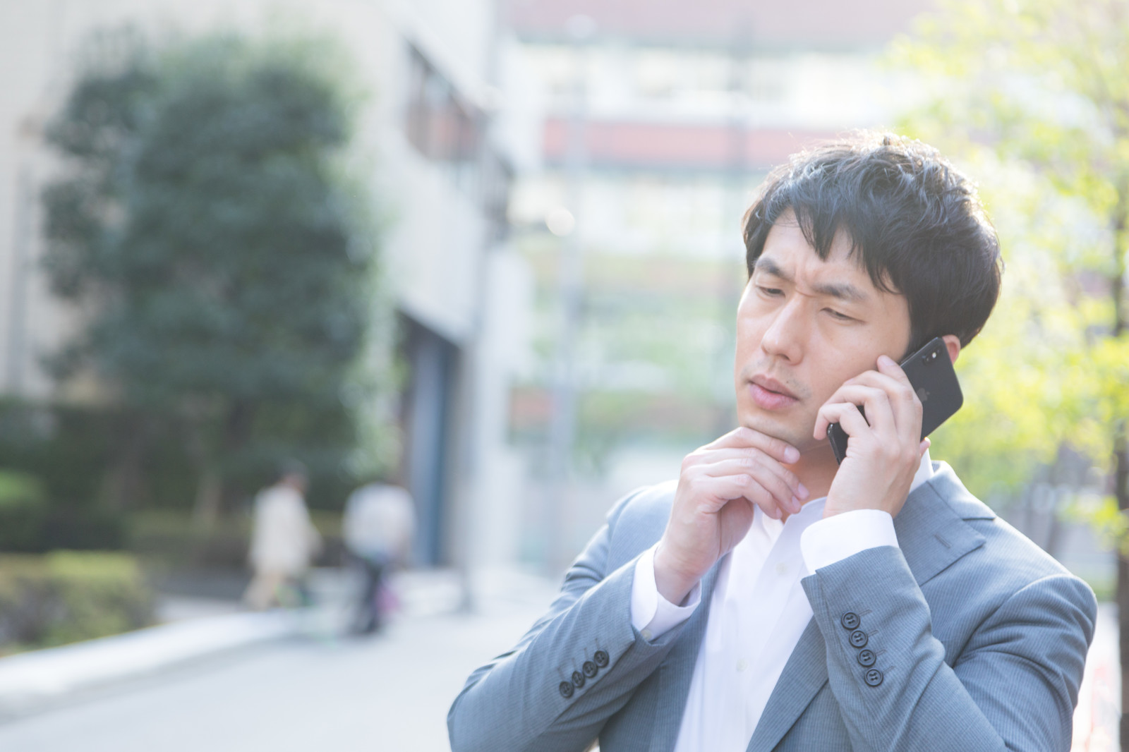 電話をする男性