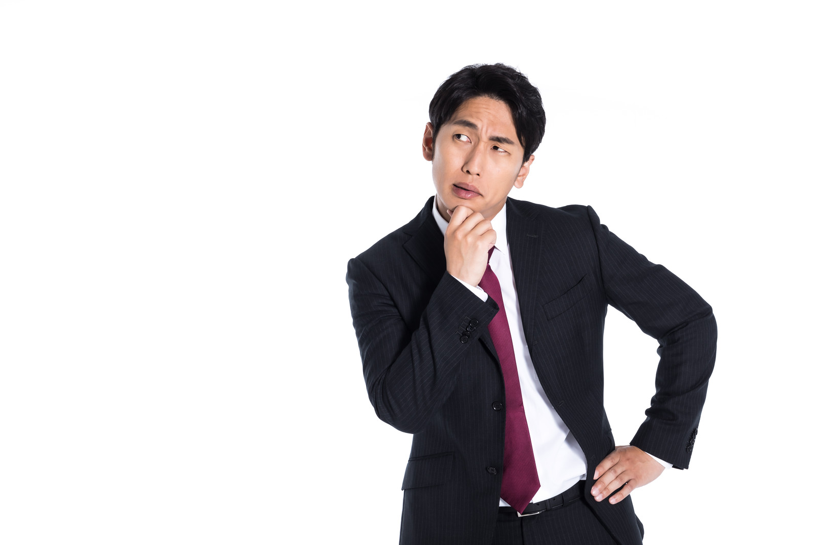 考えるスーツの男性