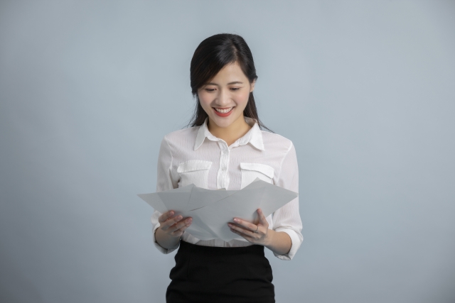 書類を見る女性