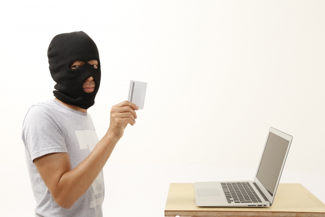 覆面男性とクレジットカード
