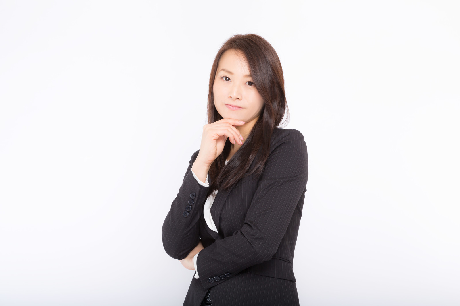 考えるスーツの女性