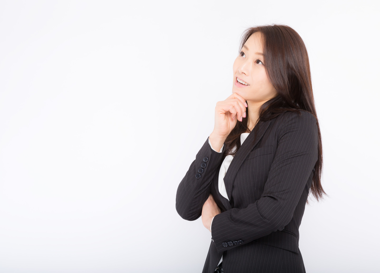 考えるスーツの女性