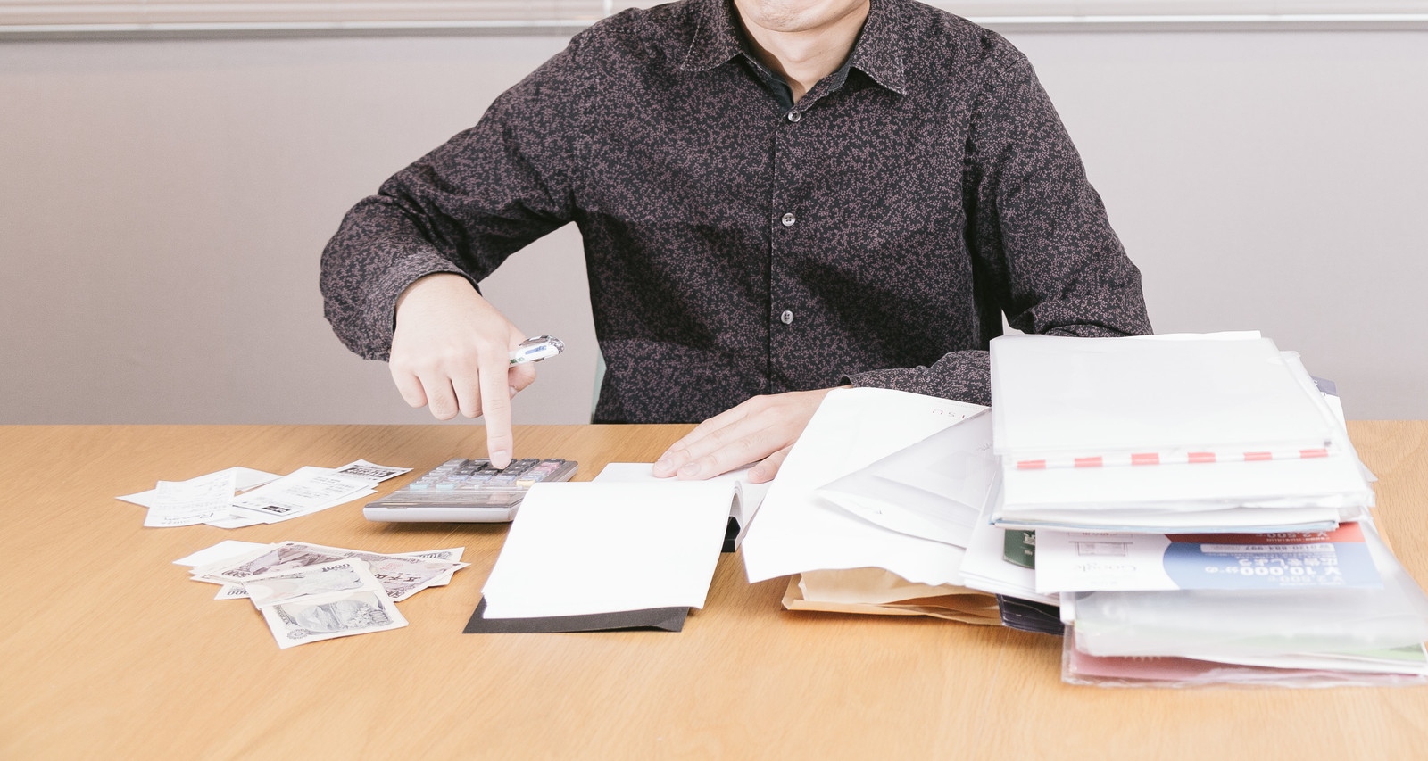 お金の計算をする男性