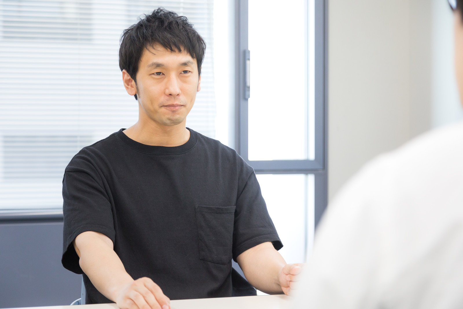 話す男性