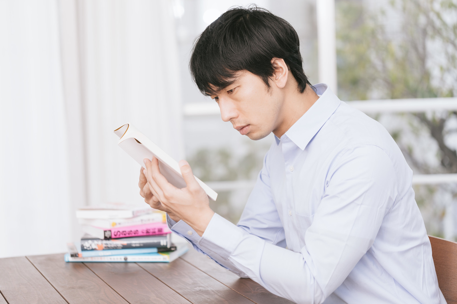 本を読む男性