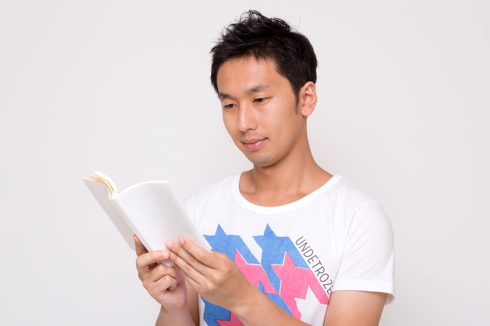 本を読む男性