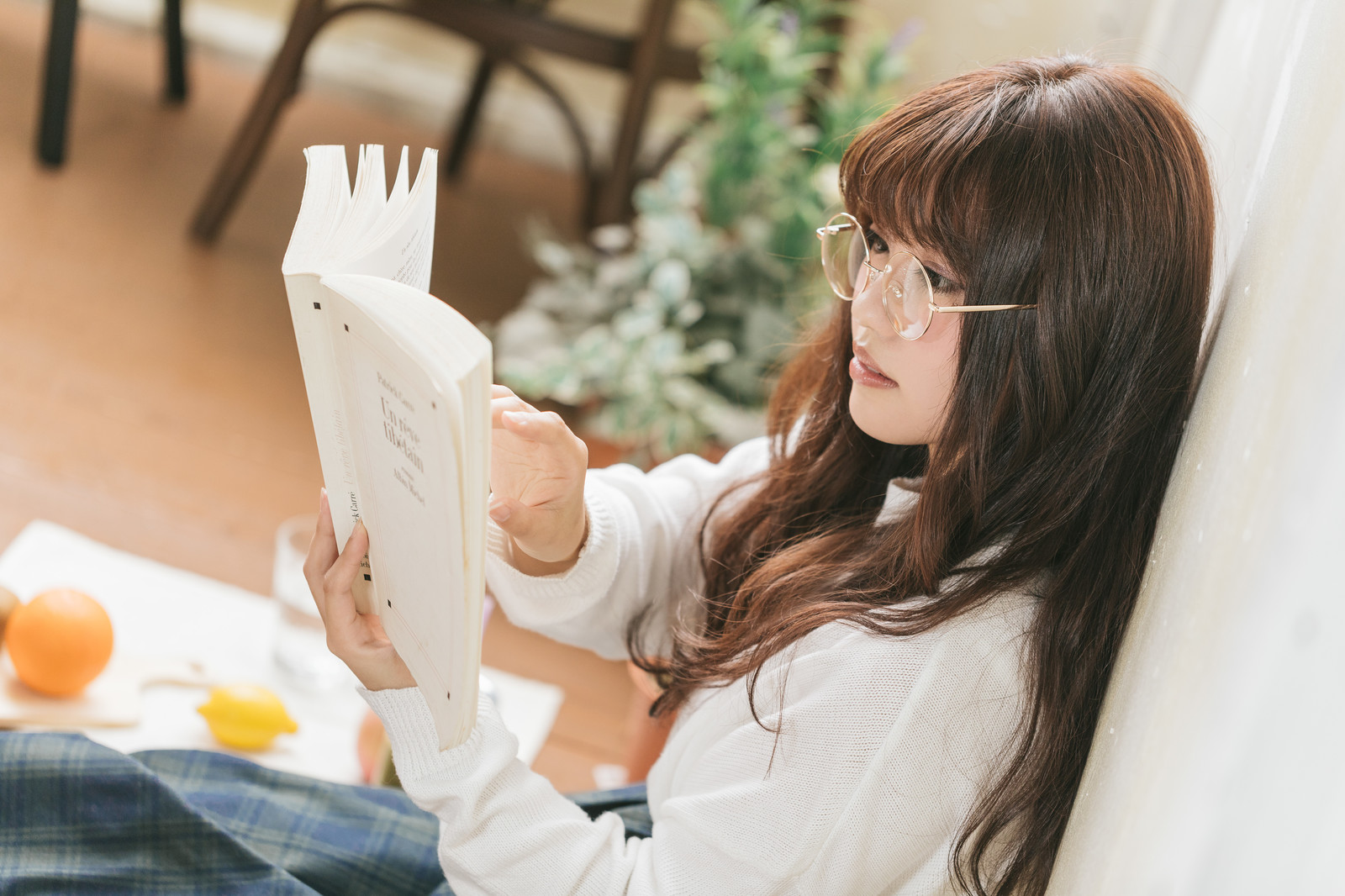 本を読む女性