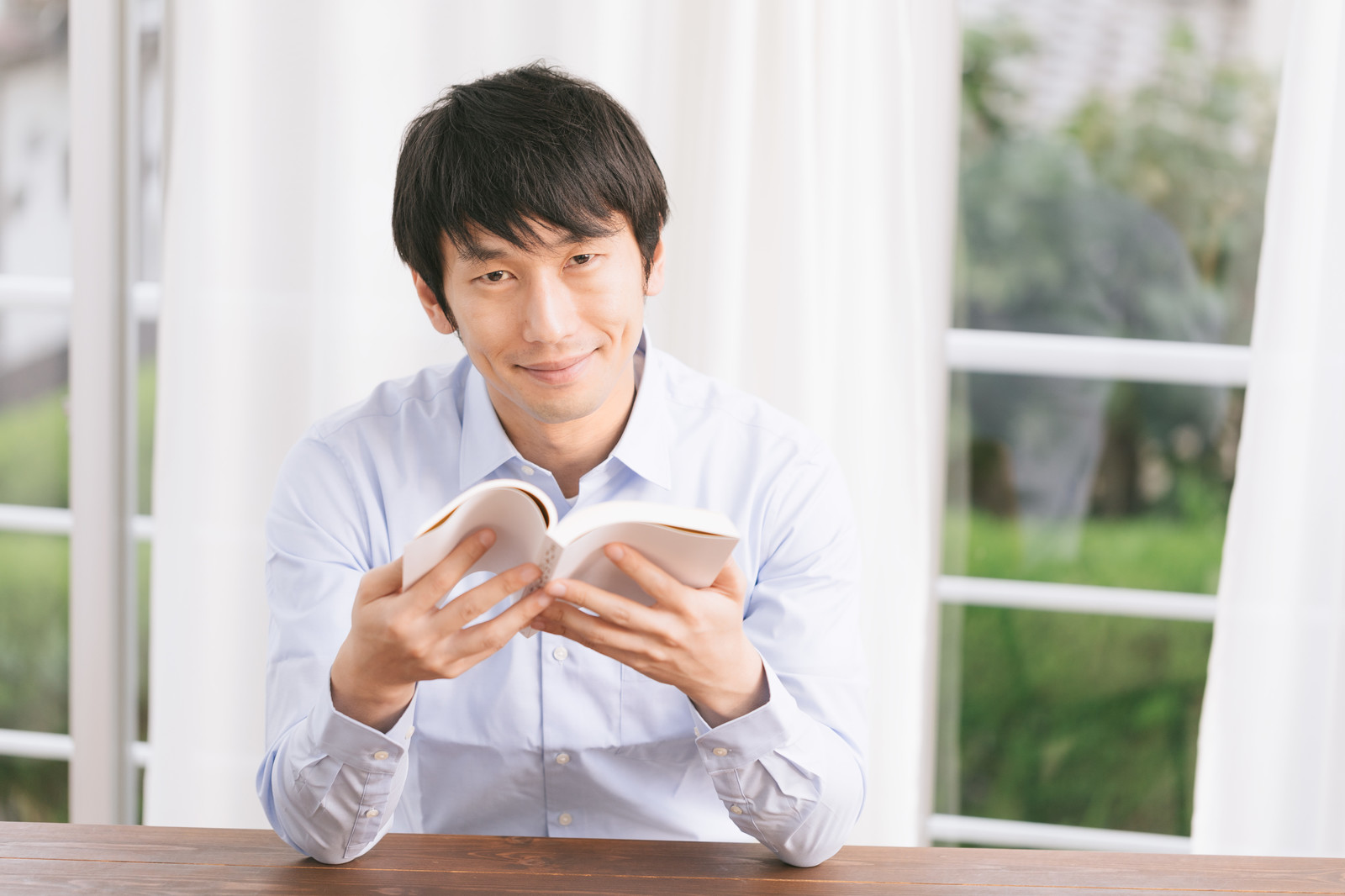 本を読む男性