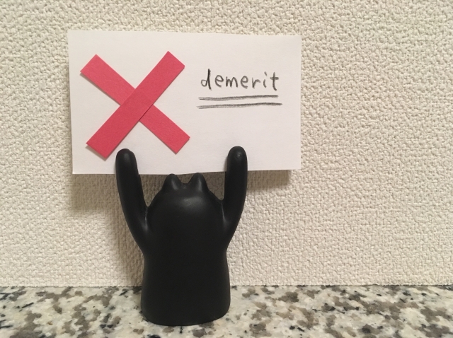 パートのデメリットを示す猫の画像