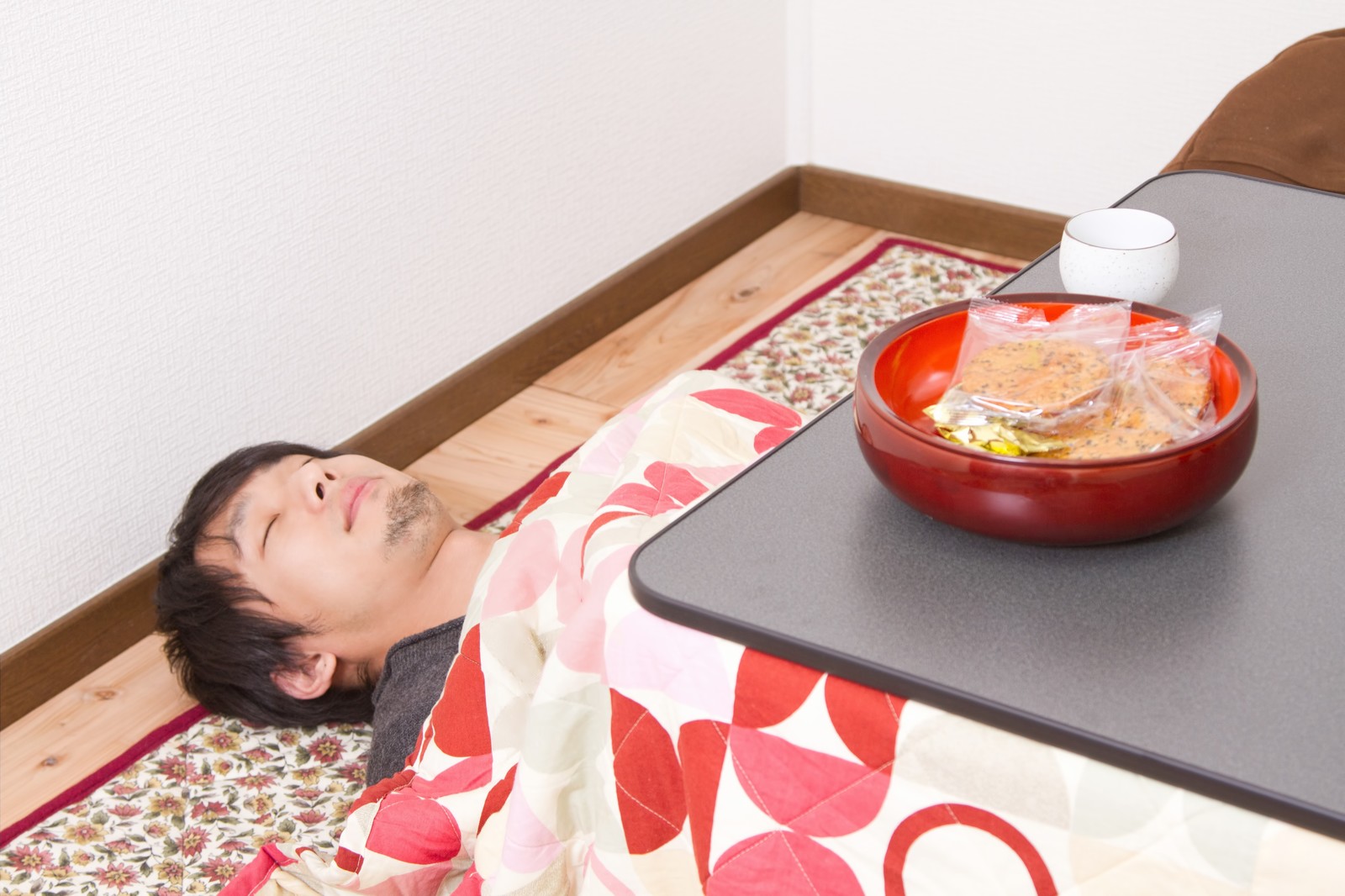 寝る男性