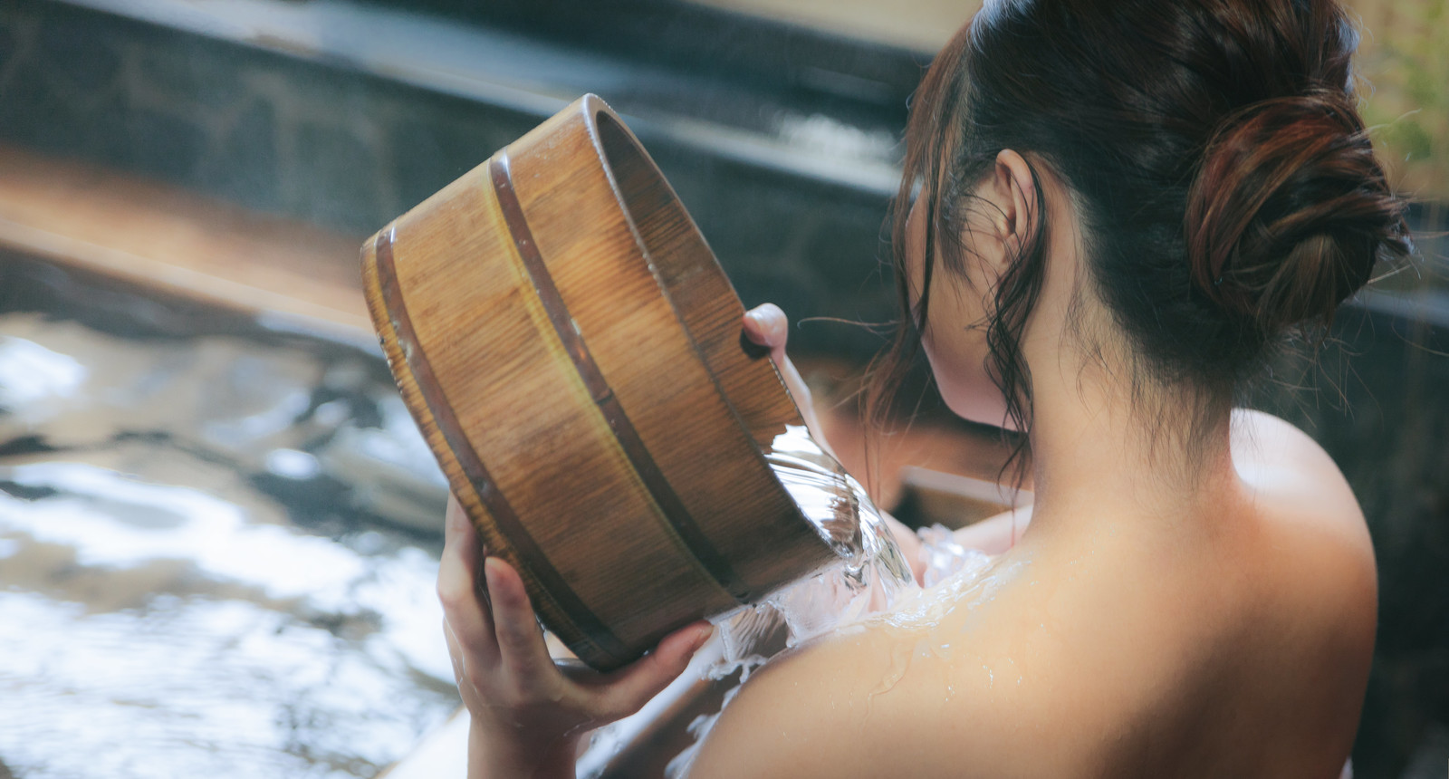 風呂に入る女性