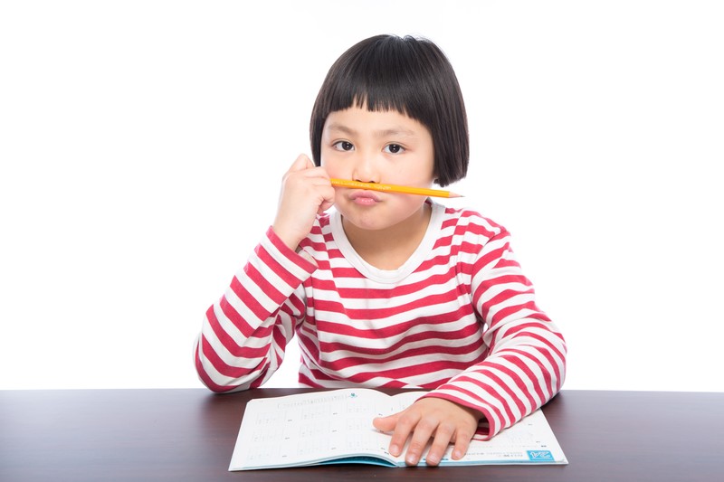 勉強につまずく女の子の画像