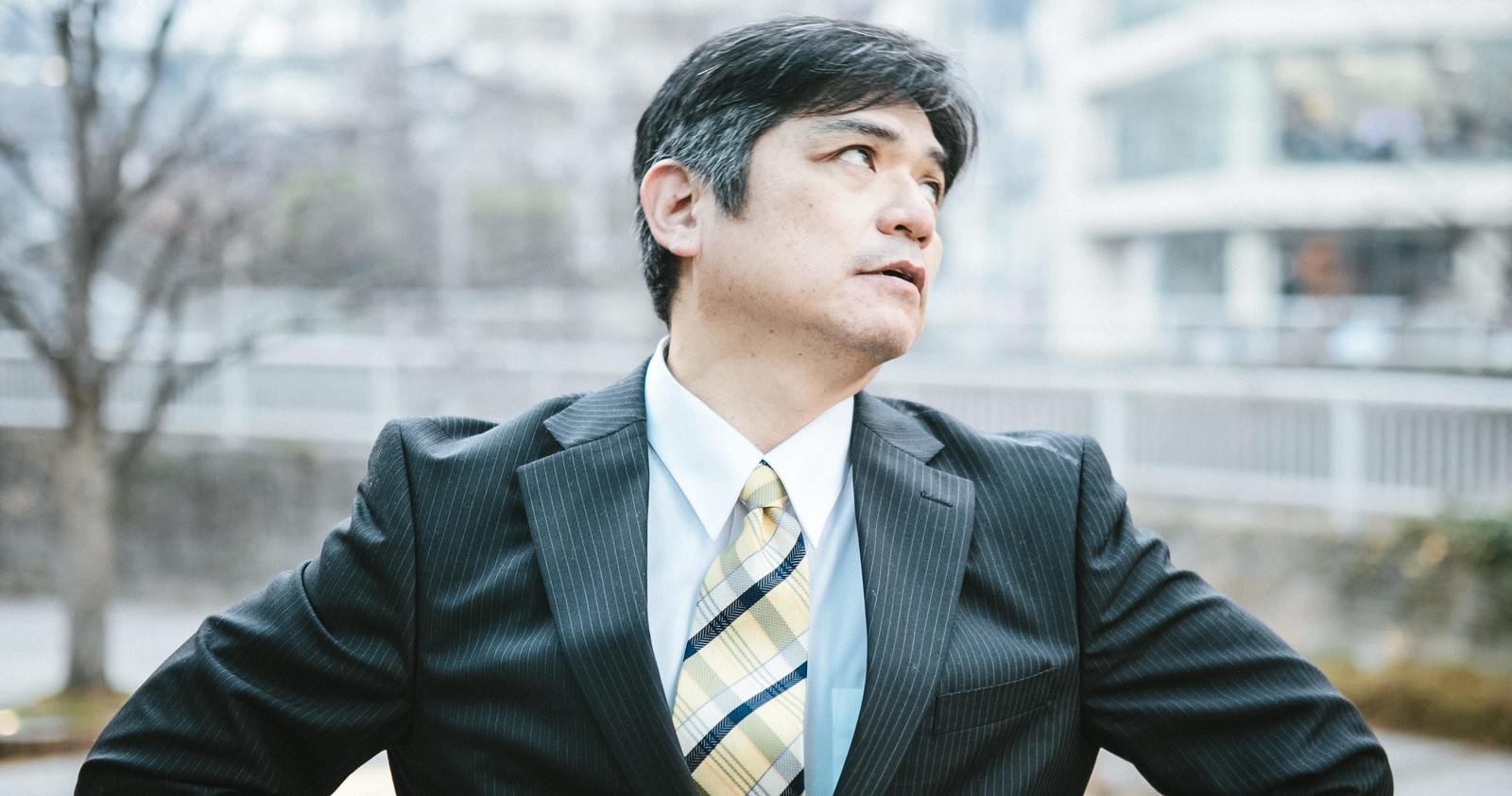 不満げなスーツの男性