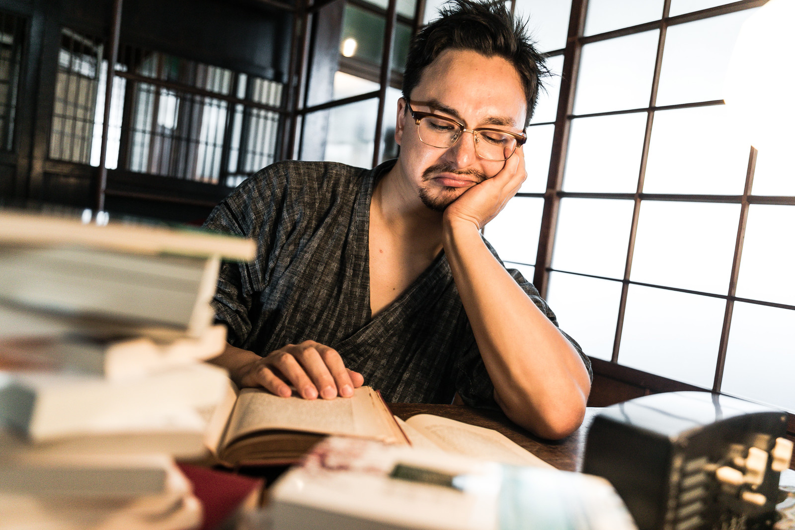 本を読む男性