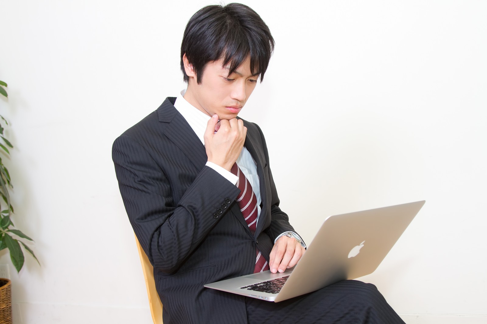 働くスーツの男性