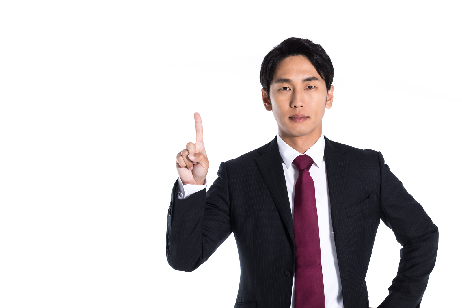 指を差すスーツの男性