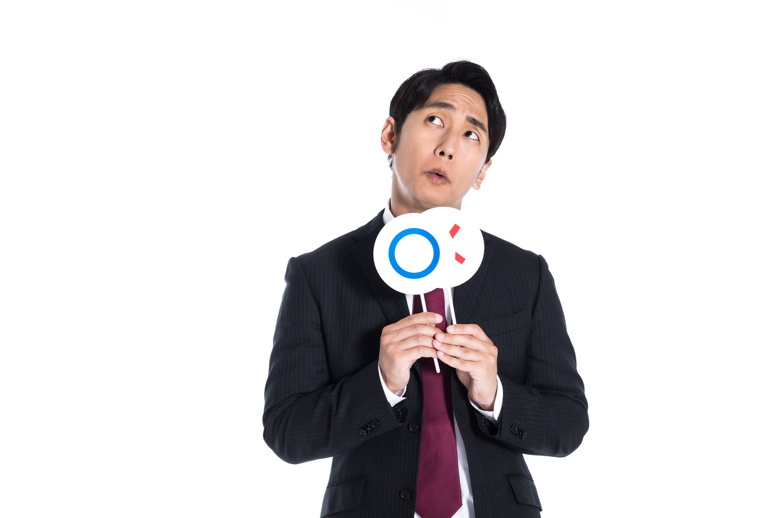悩むスーツの男性