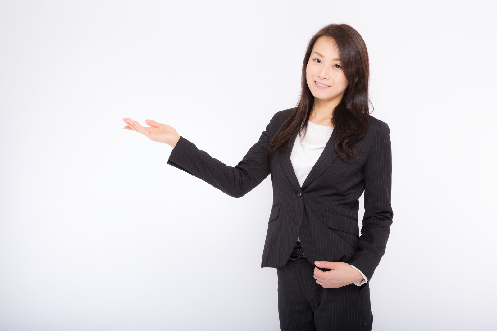 プレゼンするスーツの女性