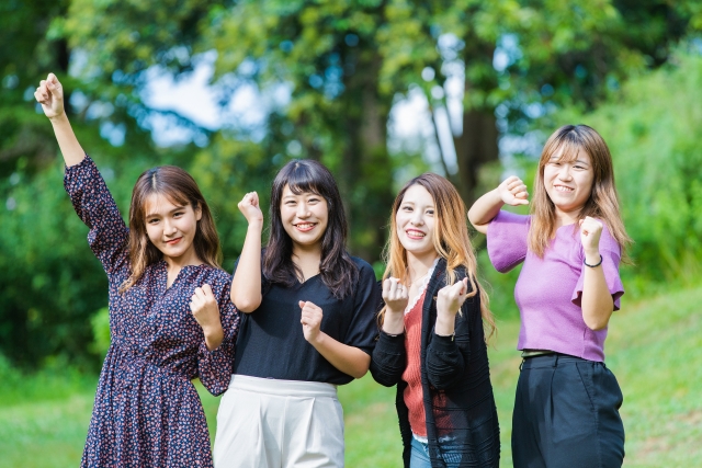 仲の良い女性4人組