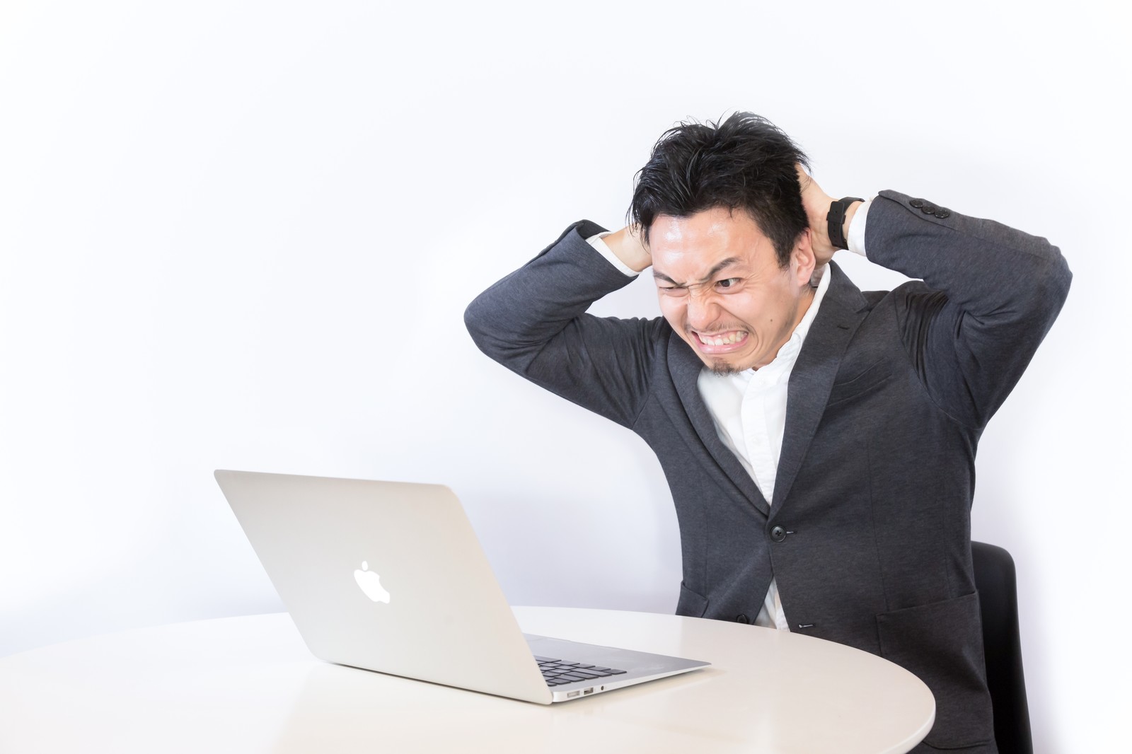 悩むスーツの男性