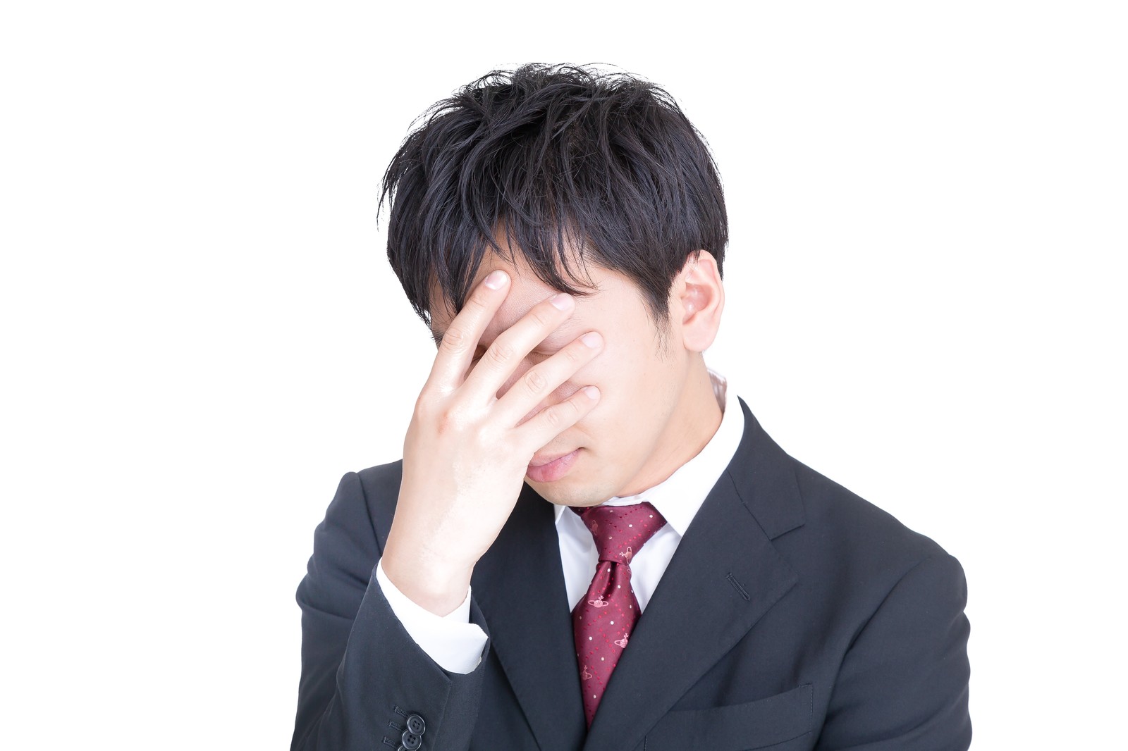 悩むスーツの男性