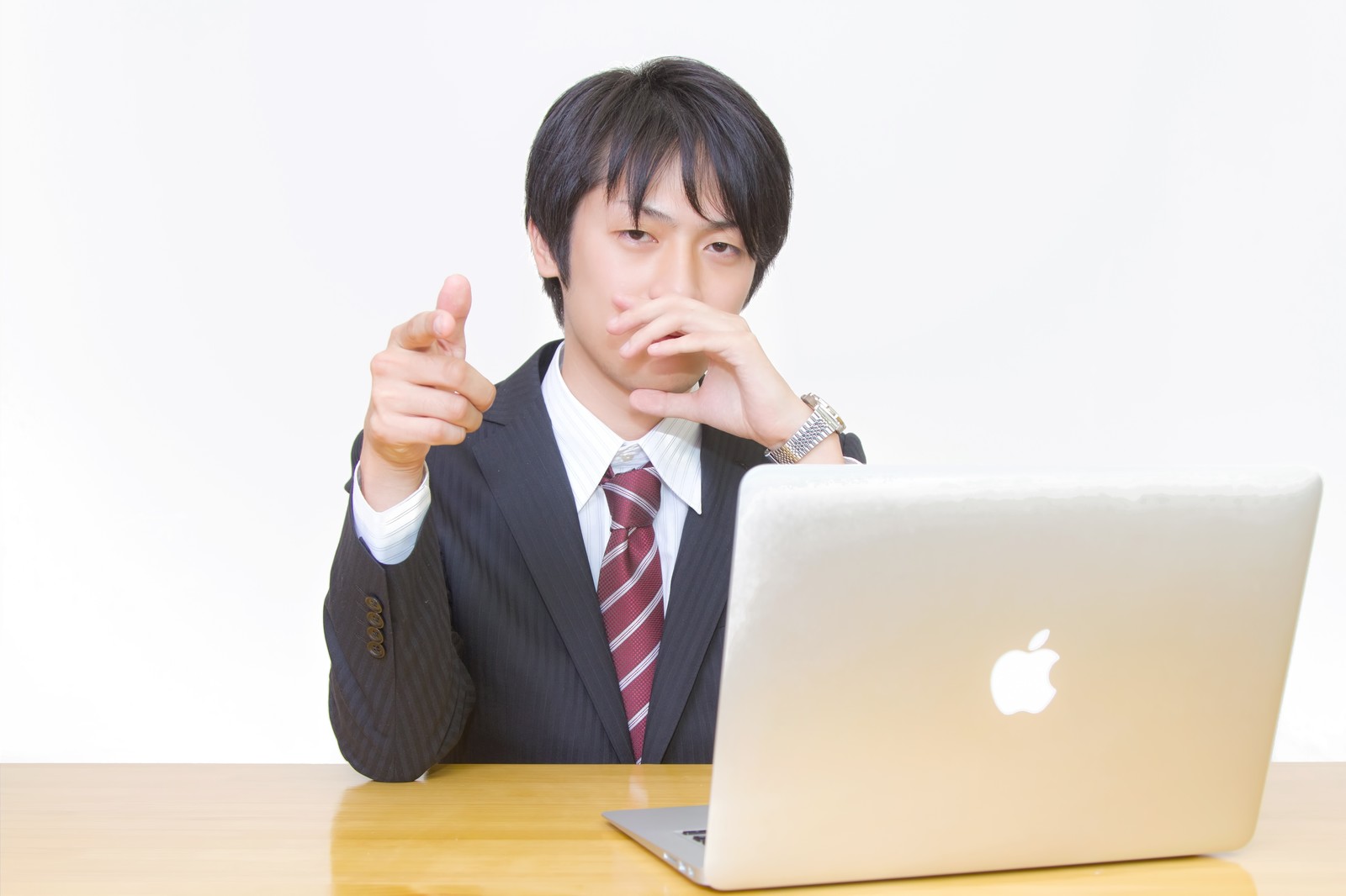 提案するスーツの男性