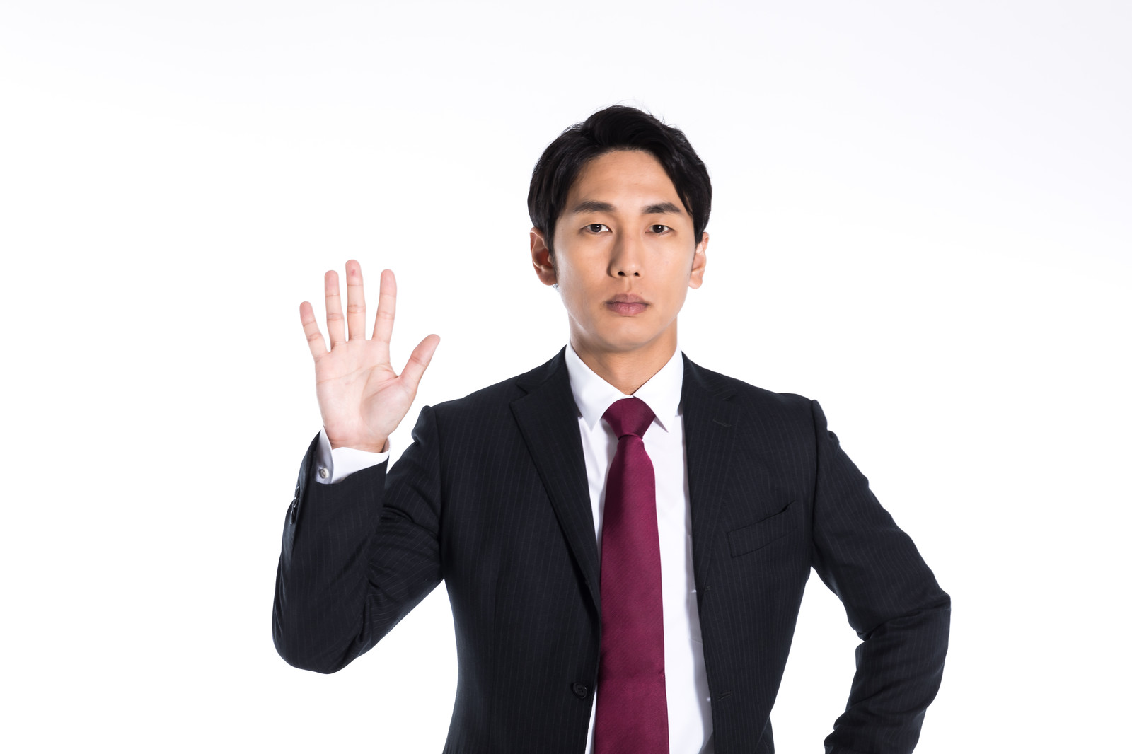 5本指のスーツの男性