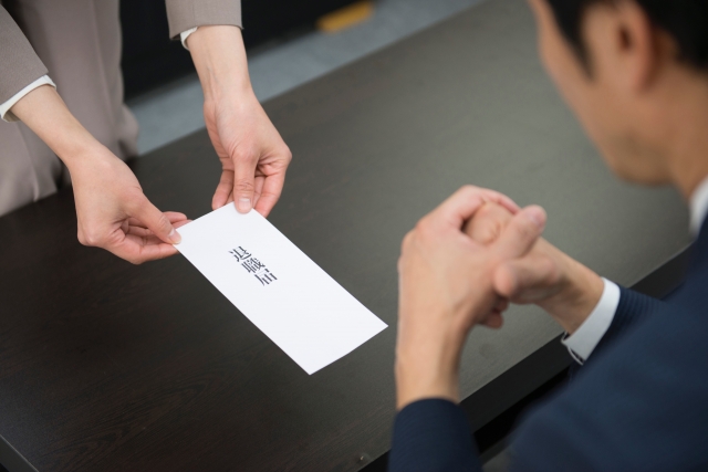上司に退職の相談をする人のイメージ.jpg