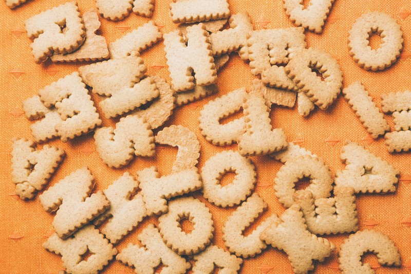 英語のクッキーが散らばっているイメージ