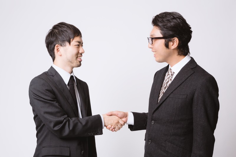ビジネスの取引をしているイメージ