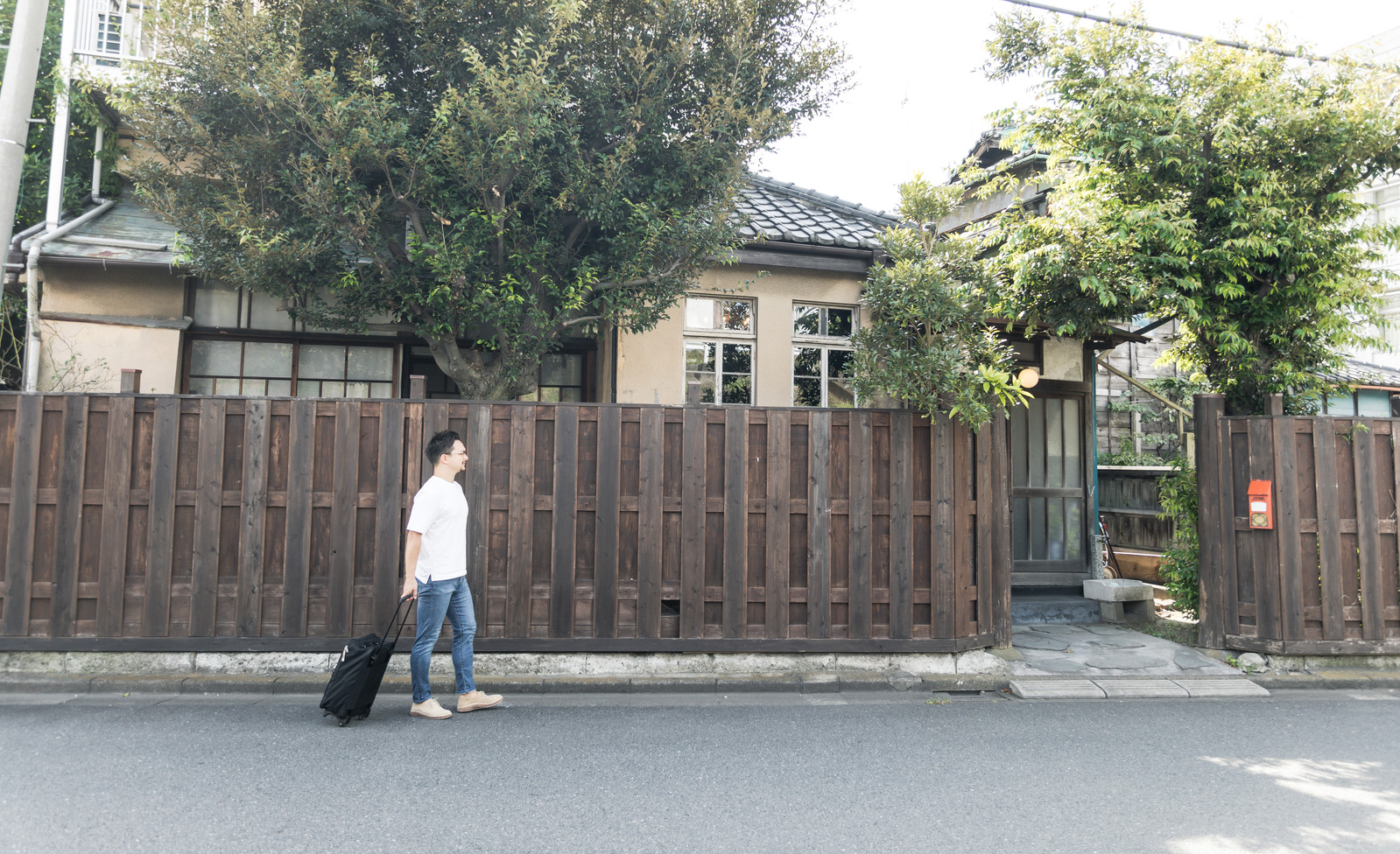 歩く男性
