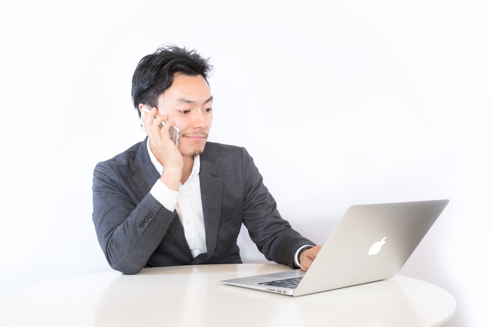 働くスーツの男性