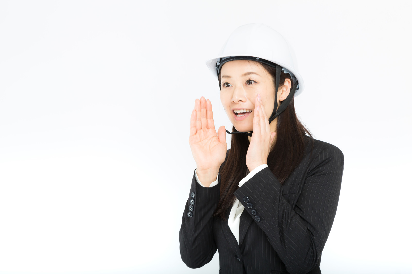 話すスーツの女性