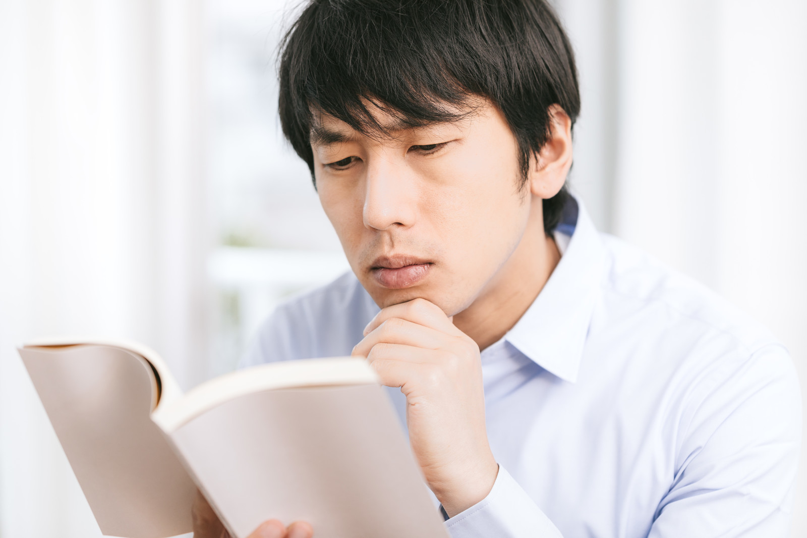 本を読む男性