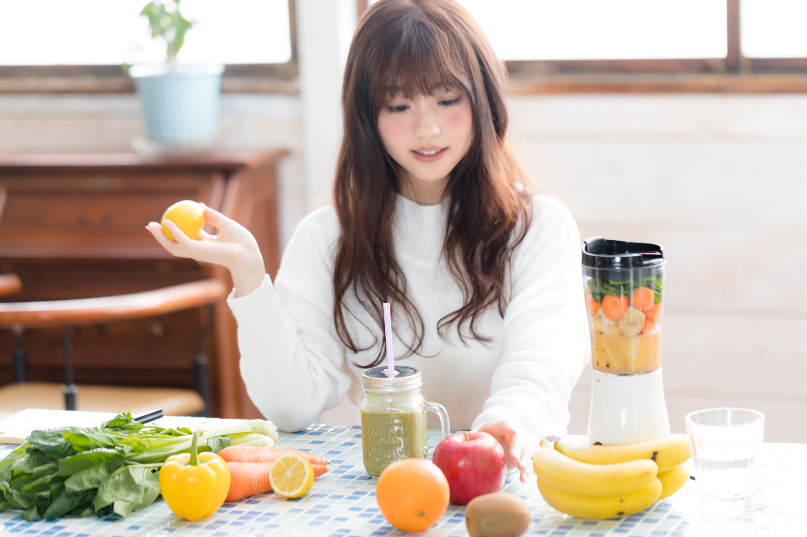 食べる女性