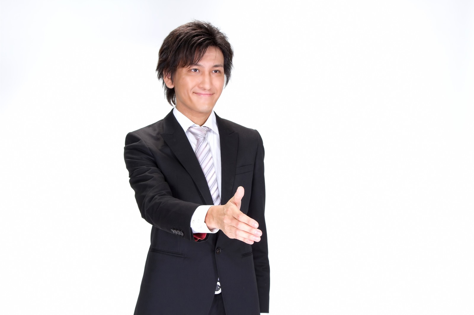 握手をするスーツの男性