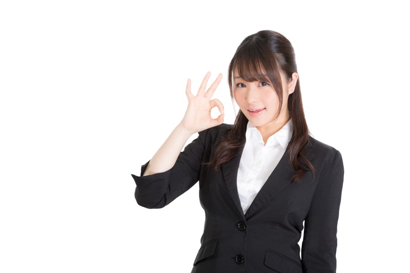 okポーズをする女性の画像