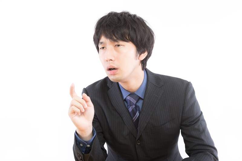 力説する男性の画像